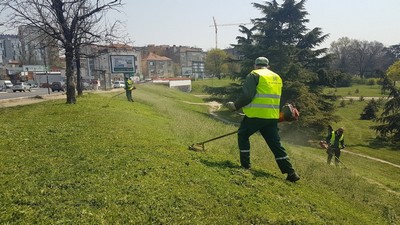 Кошење травнатих површина широм Београда
