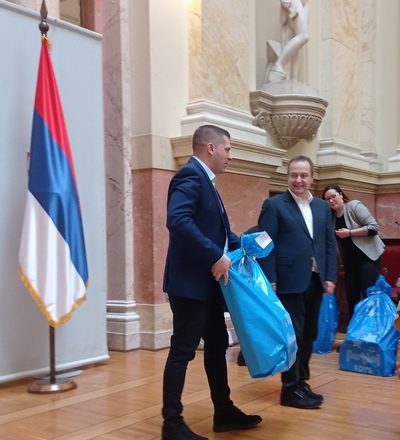 Деца из хранитељских породица добила пакетиће у Народној скупштини