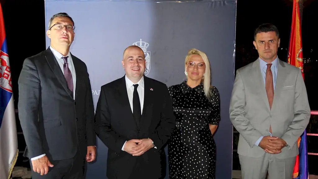 Српска_тробојка_знак_историјског_трајања_и_део_идентитета