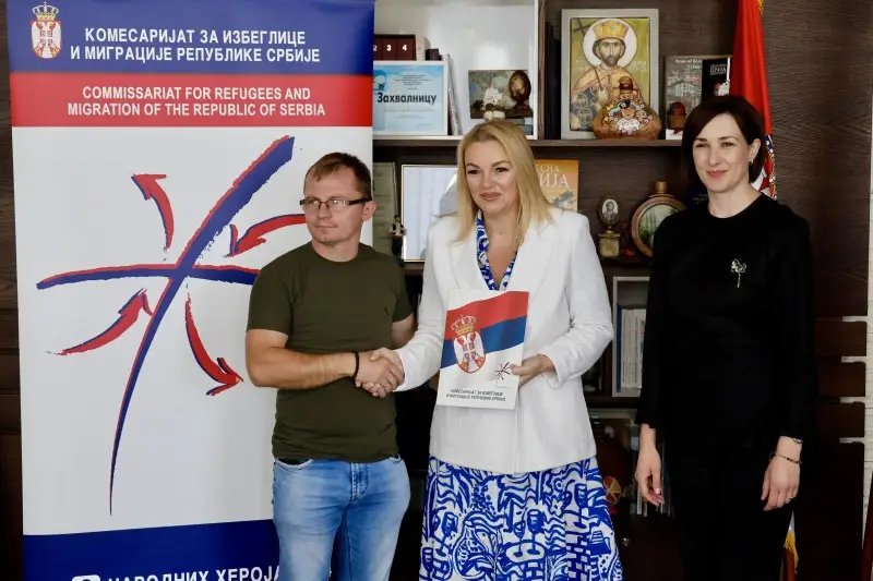 Уручена_два_уговора_о_додели_сеоских_кућа_избеглицама_у_Трстенику